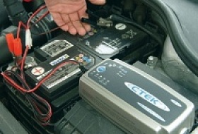 Как зарядить автомобильную батарею без зарядки?